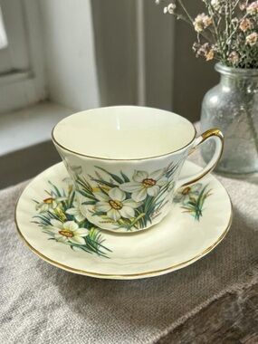 Vintage Delphine Bone China Teacup & Saucer - White Daffodils